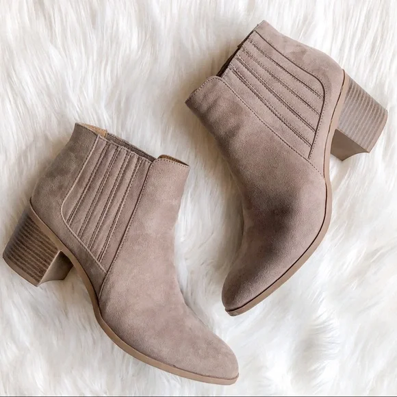 Lulu’s Shasta Taupe Suede Ankle Booties, size 8 - Picture 3 of 11